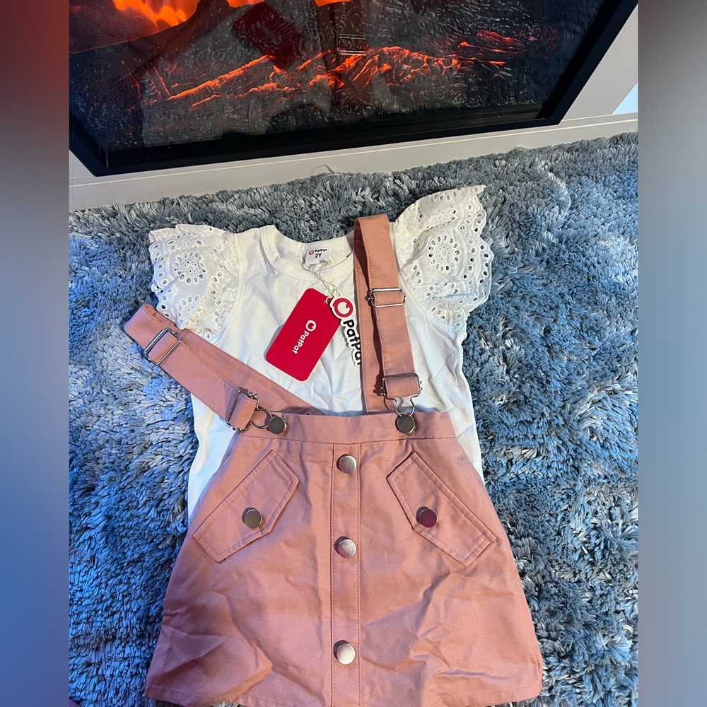 Girl's suit size 2y, new in excellent condition
